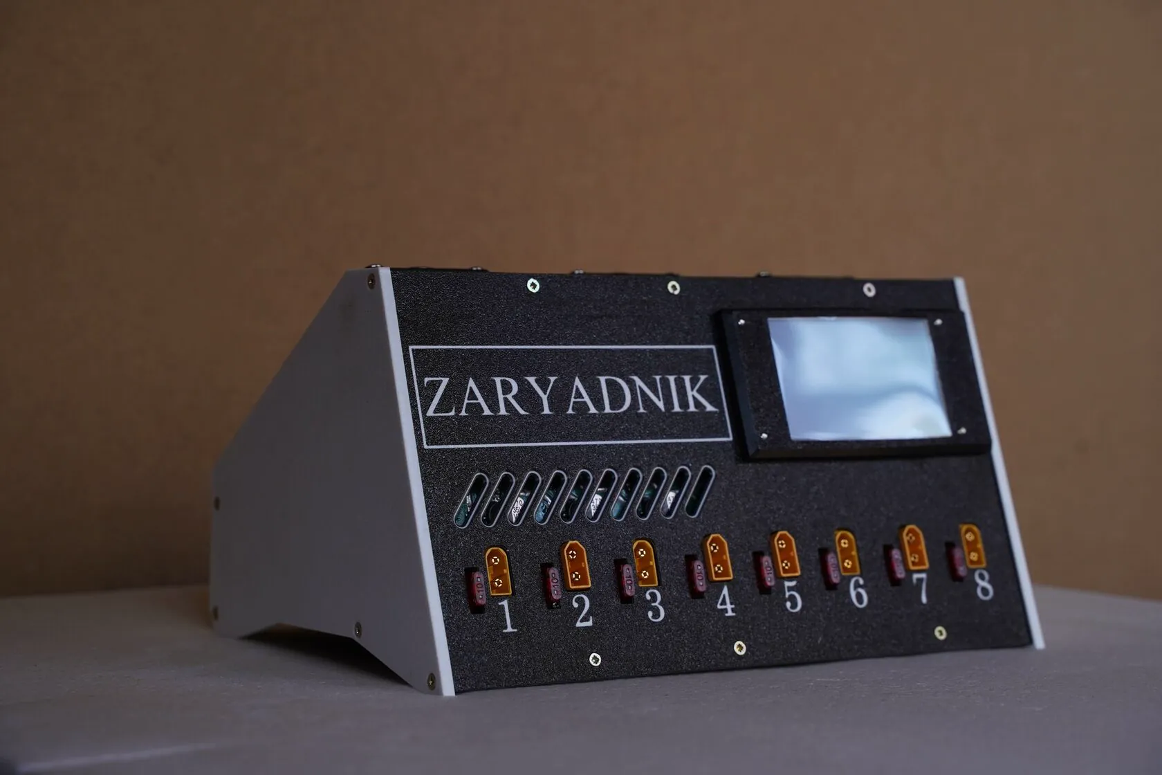 Зарядное устройство ZARYADNIK в рабочей мастерской