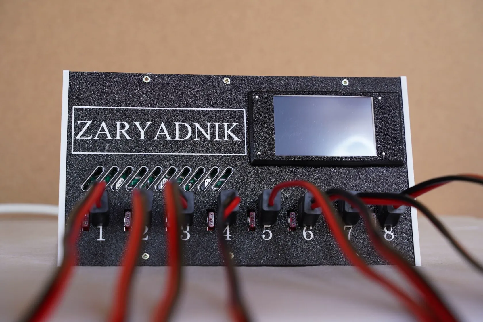 Панель управления ZARYADNIK с дисплеем и индикаторами
