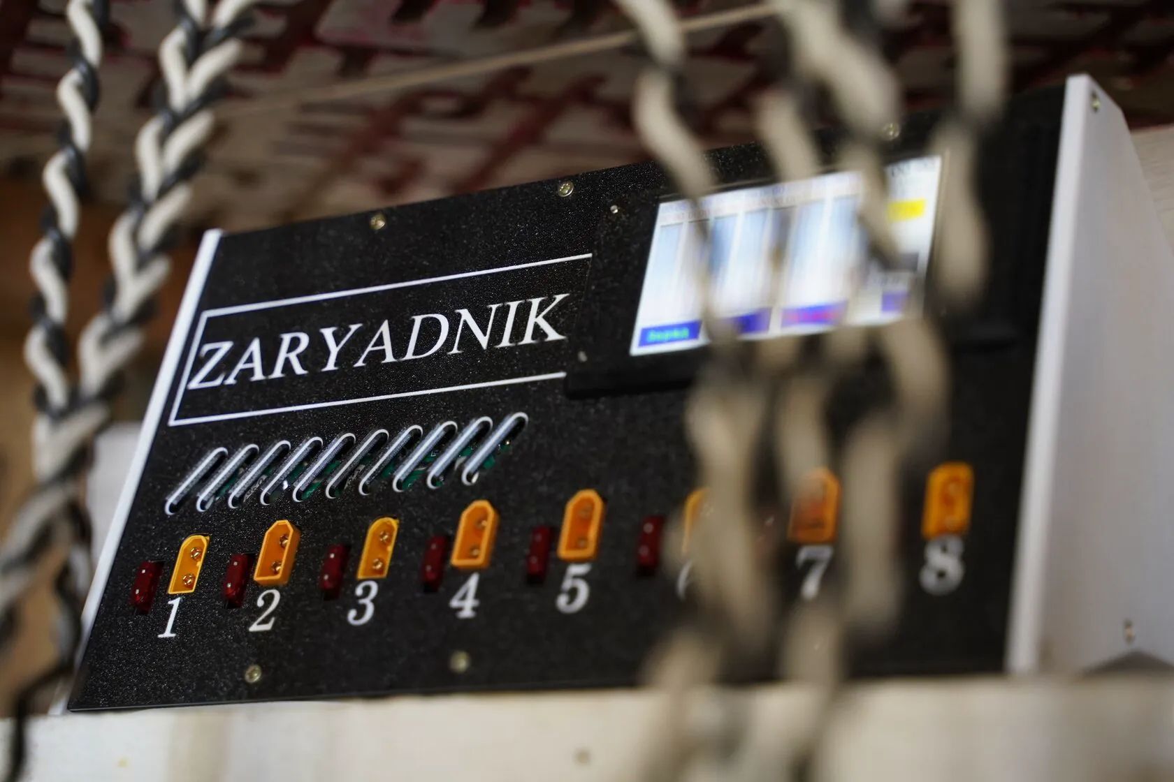 Индикация режима заряда на устройстве ZARYADNIK